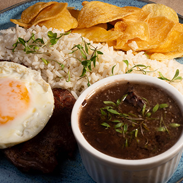 Contra do Cavalheiro Contrafilé, arroz branco, feijão preto, ovo frito e batata chips.